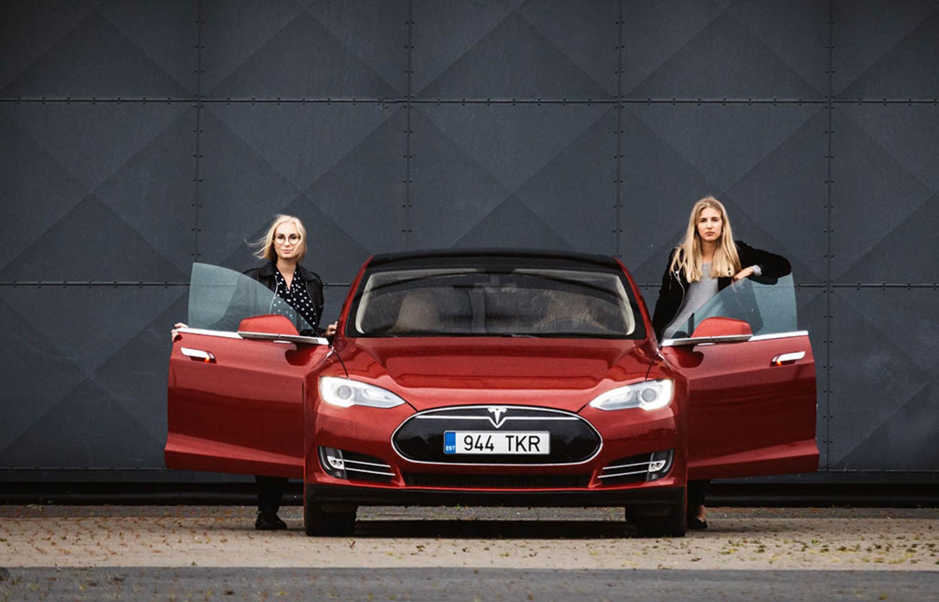 ursula-gloria-tesla