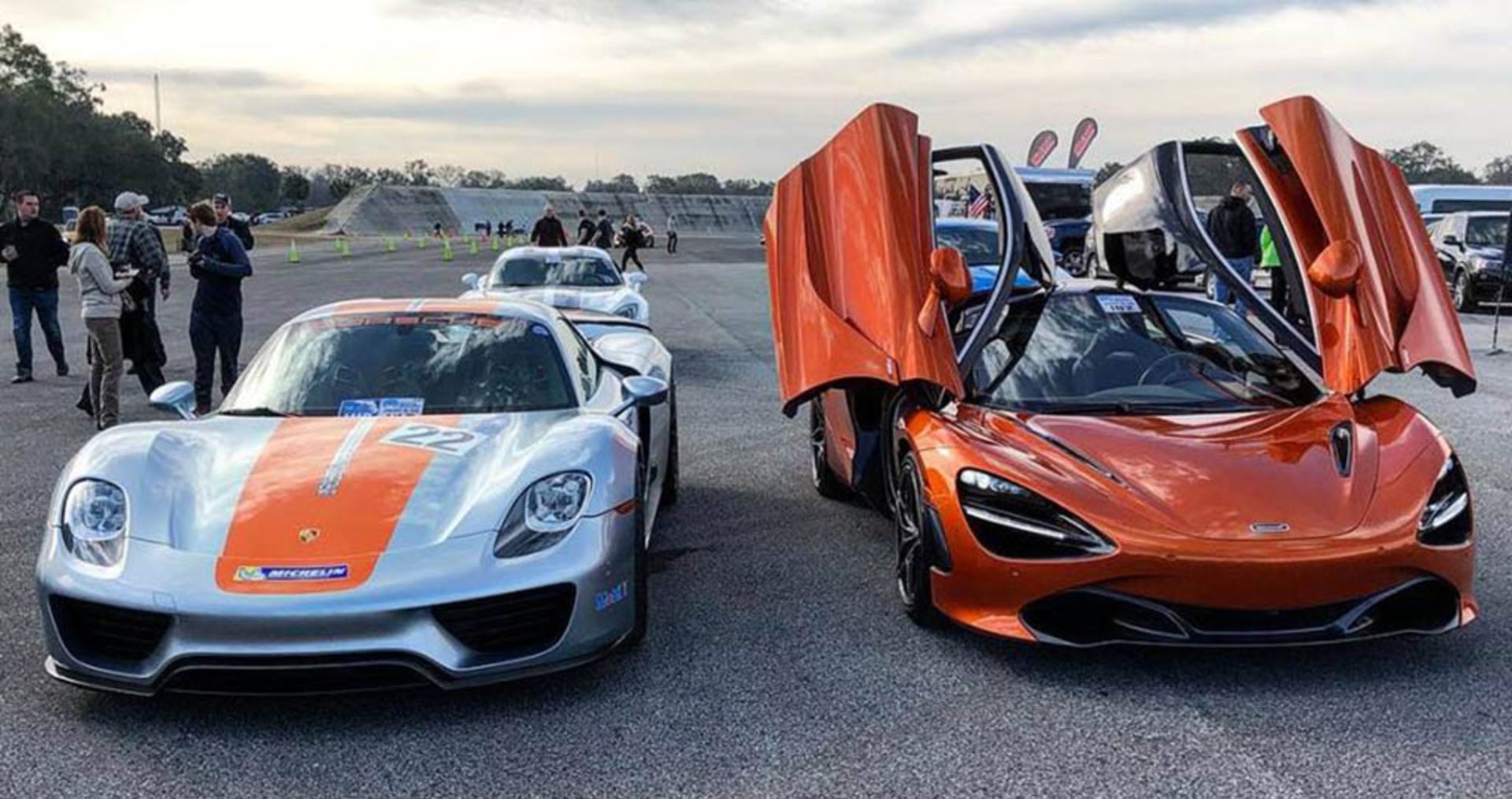 Porsche 918 Spyder vs McLaren 720S 3
