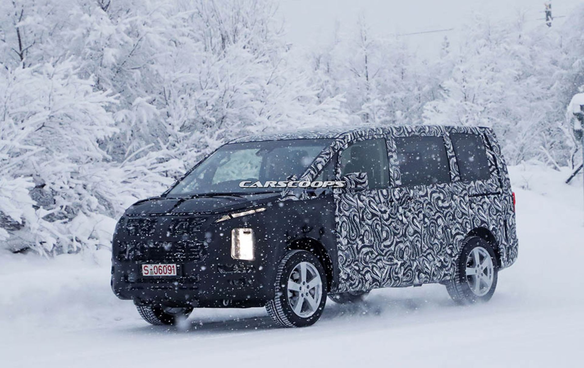 Mitsubishi-Delica-2