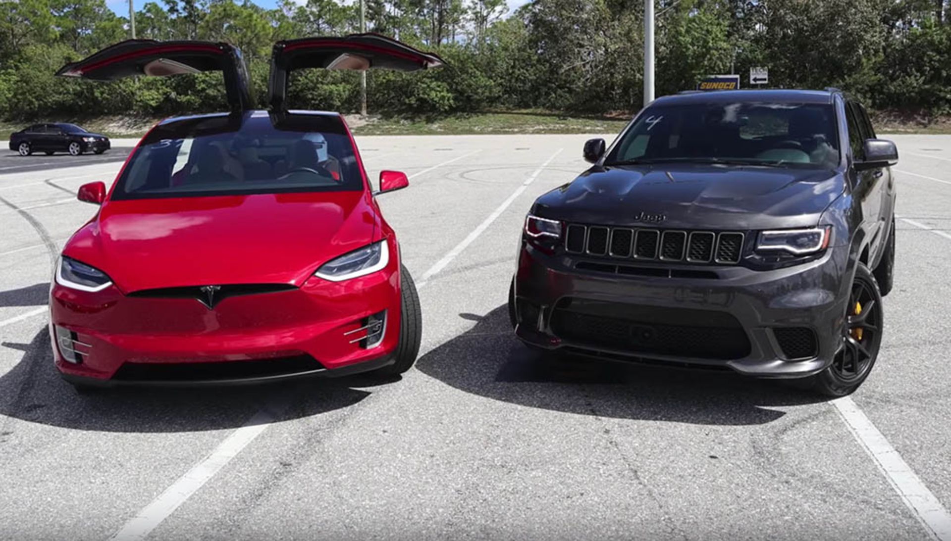 tesla-model-x-p100d-vs-jeep-trackhawk-drag-race