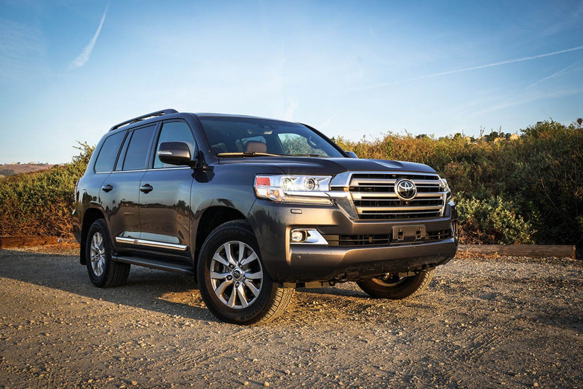 10 - 2018-Toyota-Land-Cruiser-front-three-quarter-01