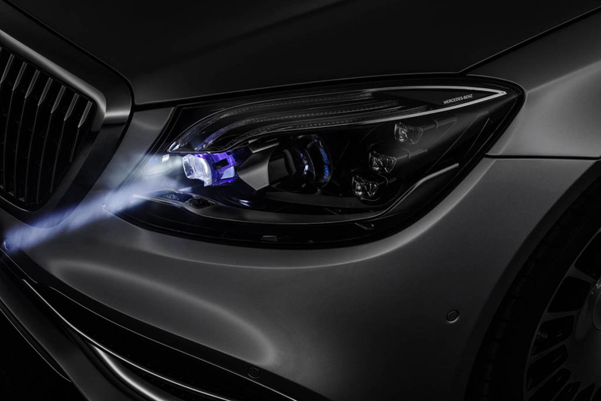 Weltpremiere in der Mercedes-Maybach S-Klasse: DIGITAL LIGHT: Das Licht der Zukunft kommt auf die Straße