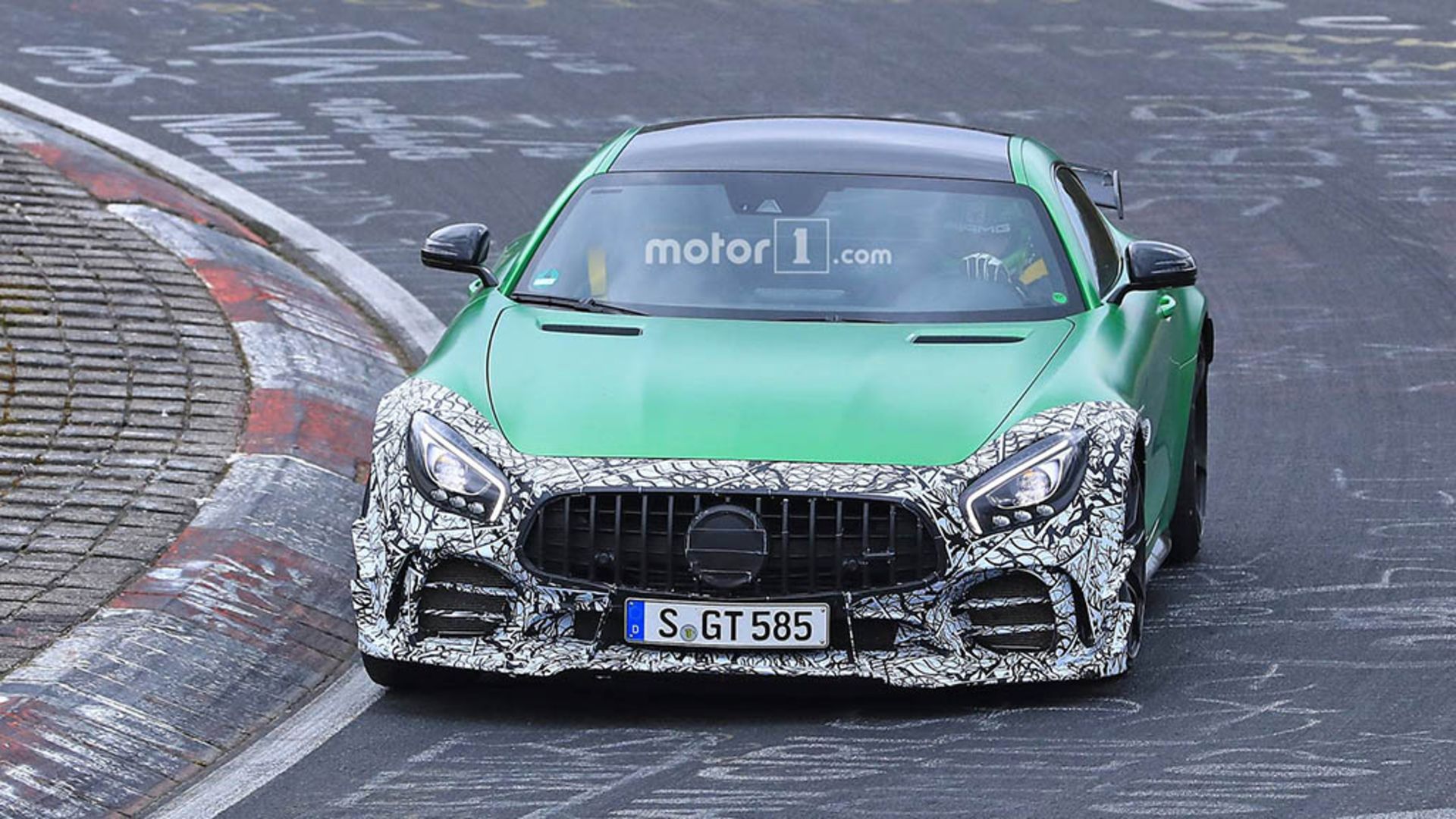 2019-mercedes-amg-gt-r-facelift-spy-photo