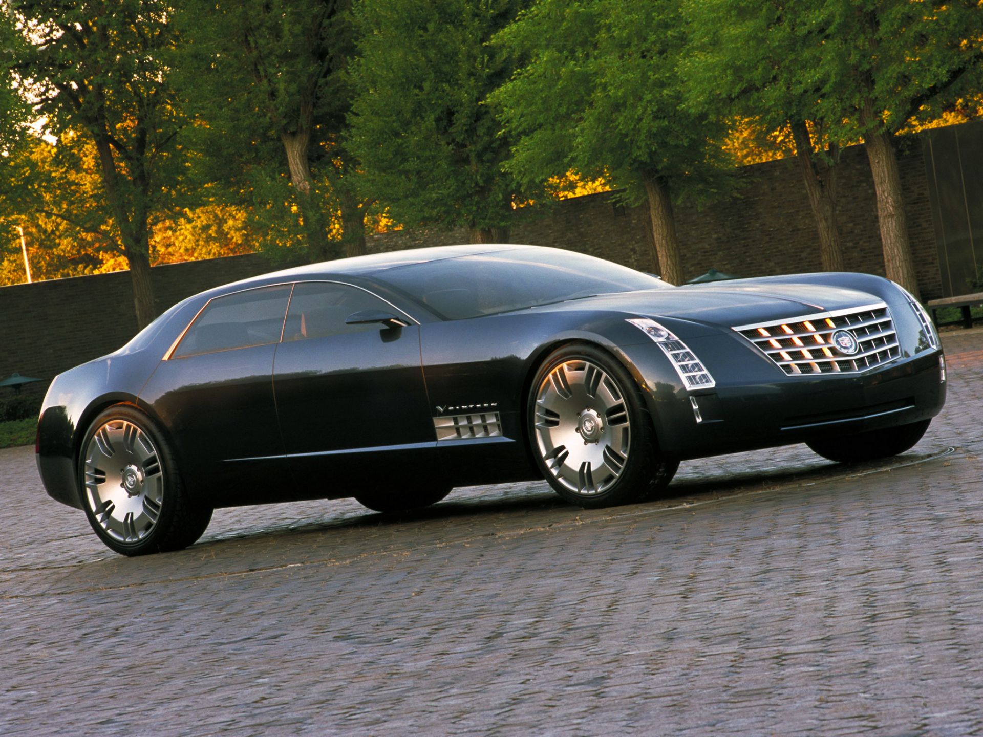 Cadillac-Sixteen-2003-Concept-02