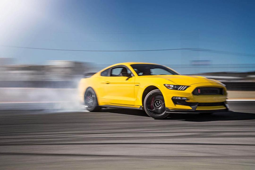 2016-Ford-Mustang-Shelby-GT350R-front-three-quarters-drift