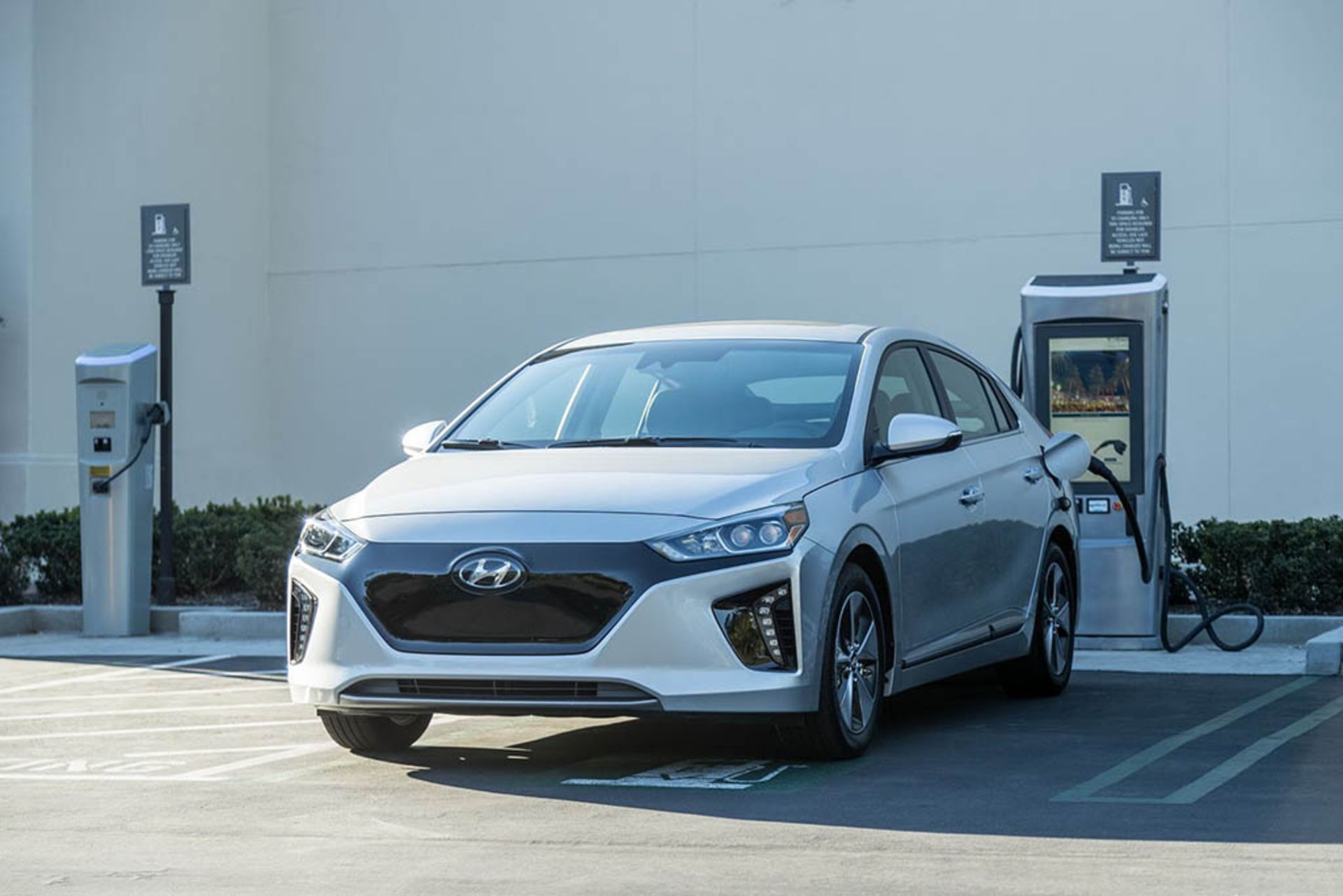2019-Hyundai-Ioniq-04