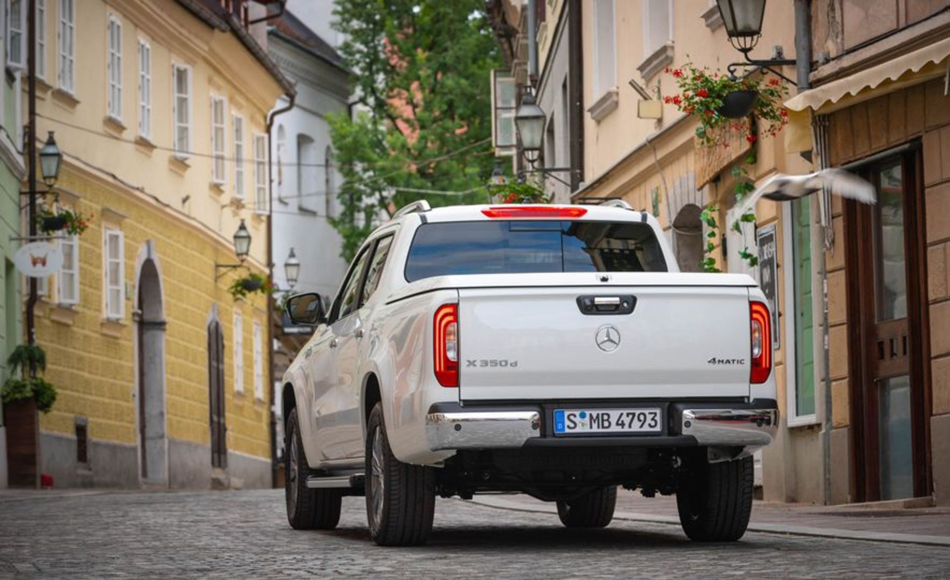33 - 2018-mercedes-benz-x-class-350d-133-1531157703