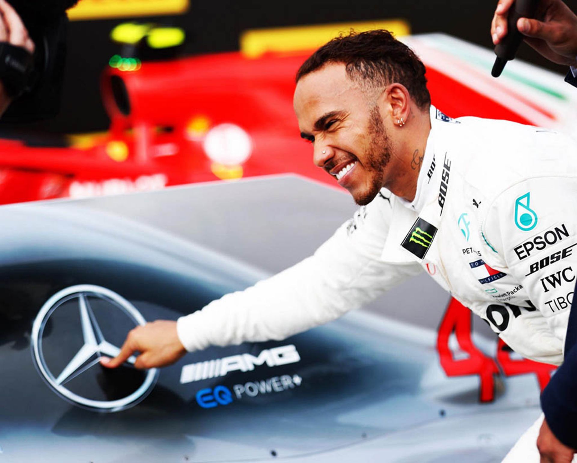 f1-hamilton-extends-mercedes-contract-1