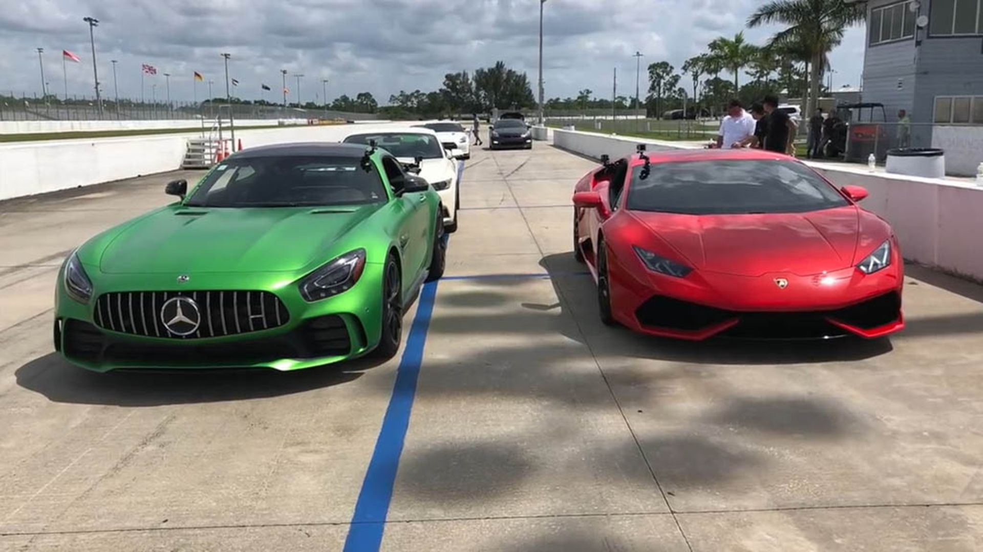 Lamborghini Huracan LP610-4 vs Mercedes-Benz AMG GT R 1