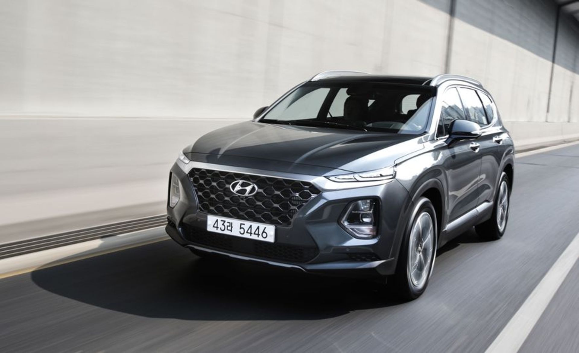 9 - 2019-Hyundai-Santa-Fe-prototype-109
