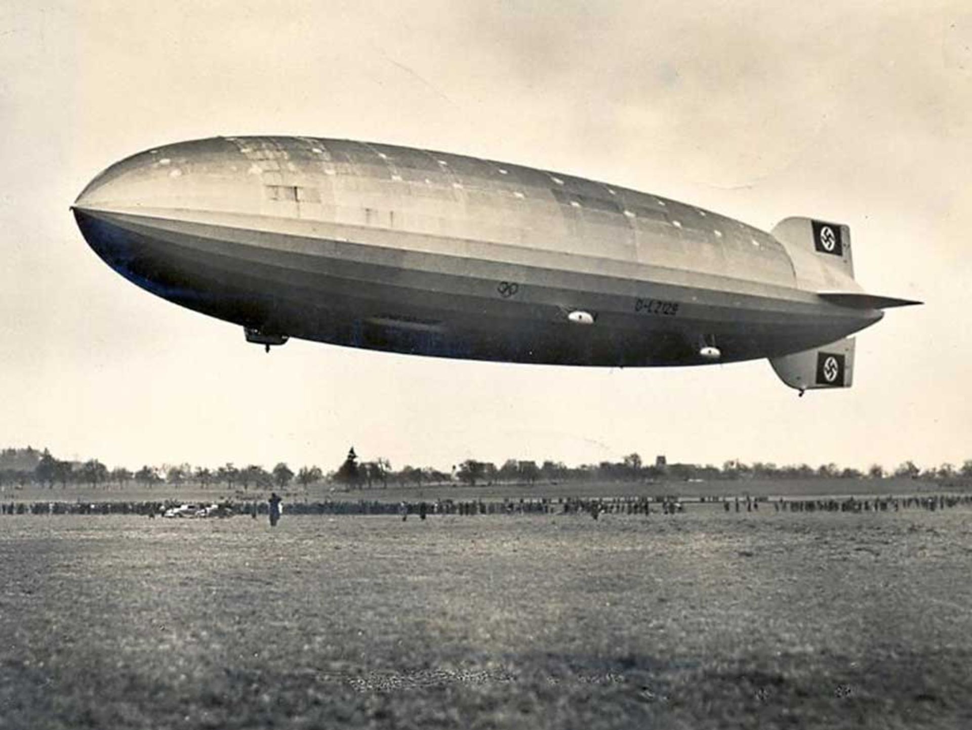 Zeppelin-LZ129-2