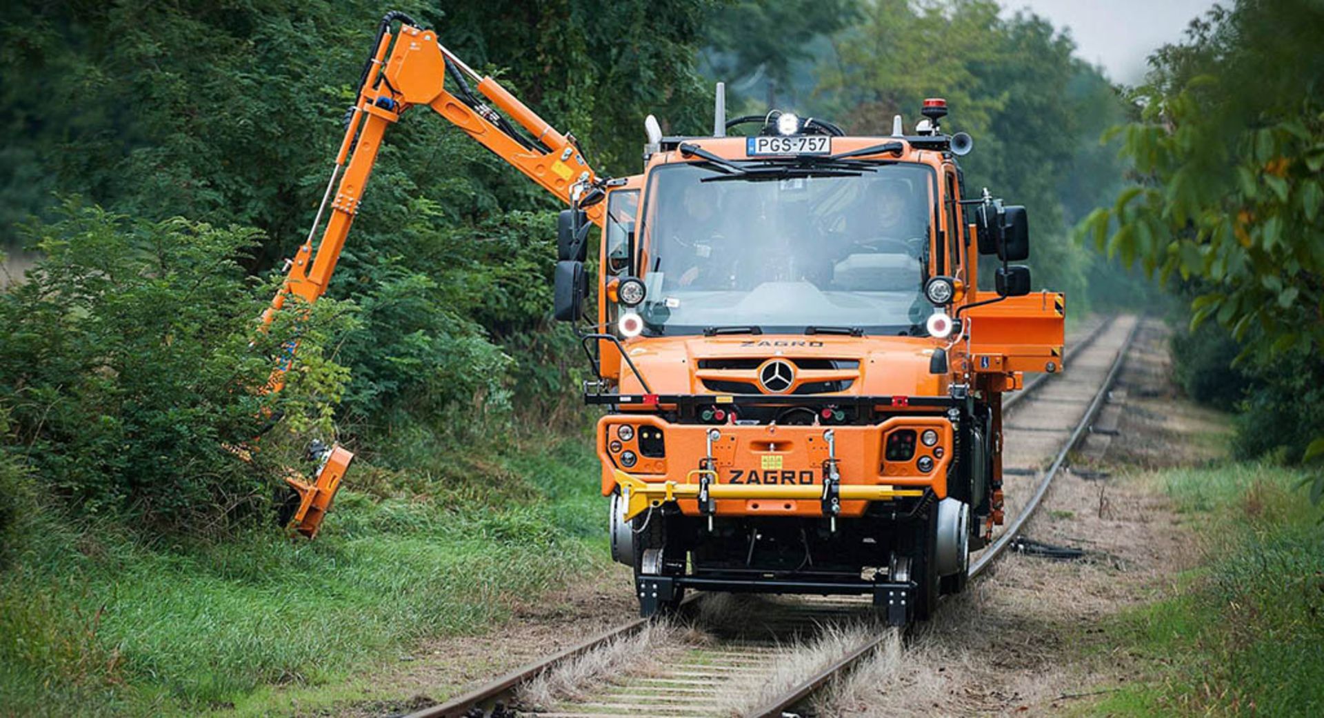mercedes-benz-unimog-rail-