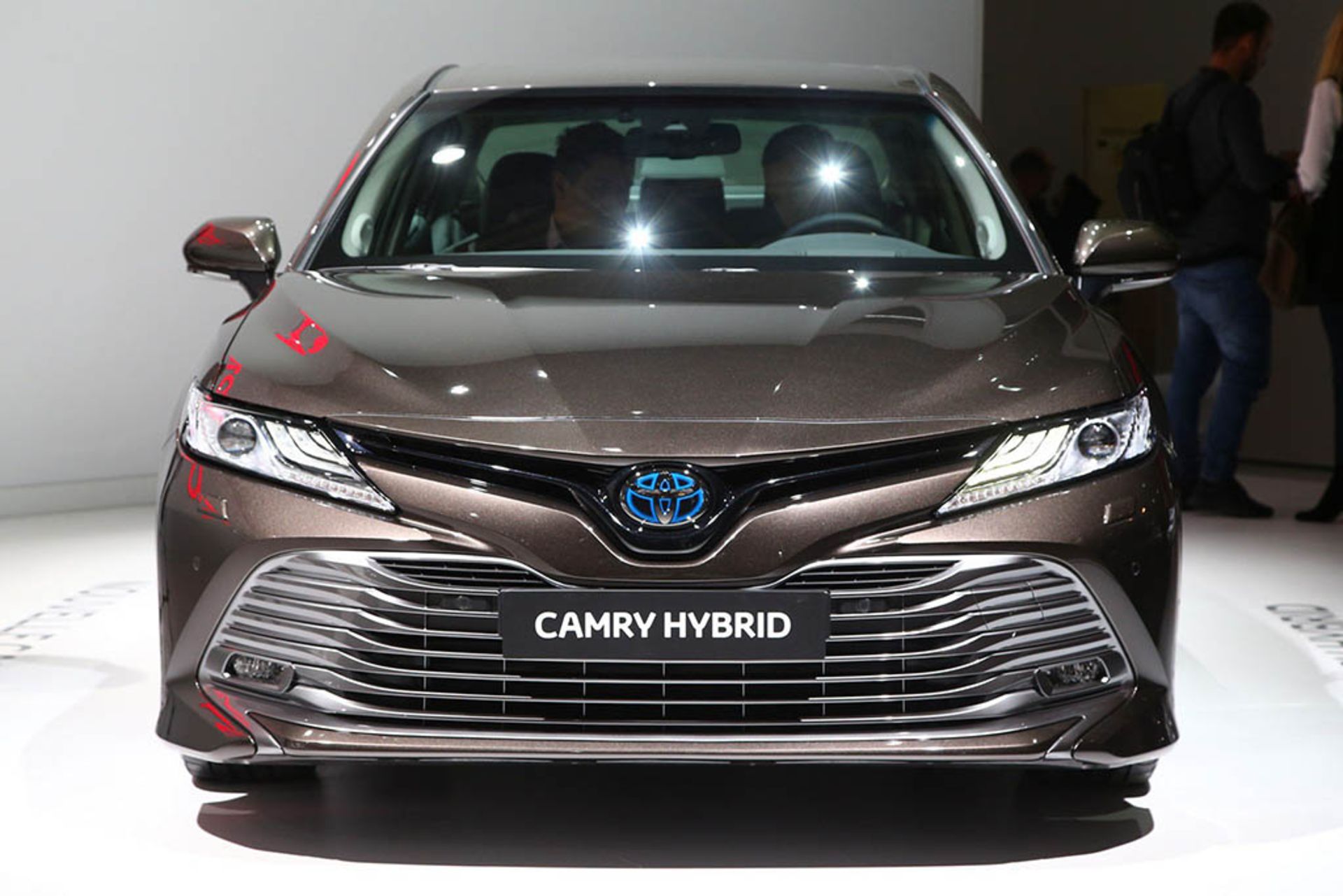 2019-toyota-camry-hybrid-europe-8