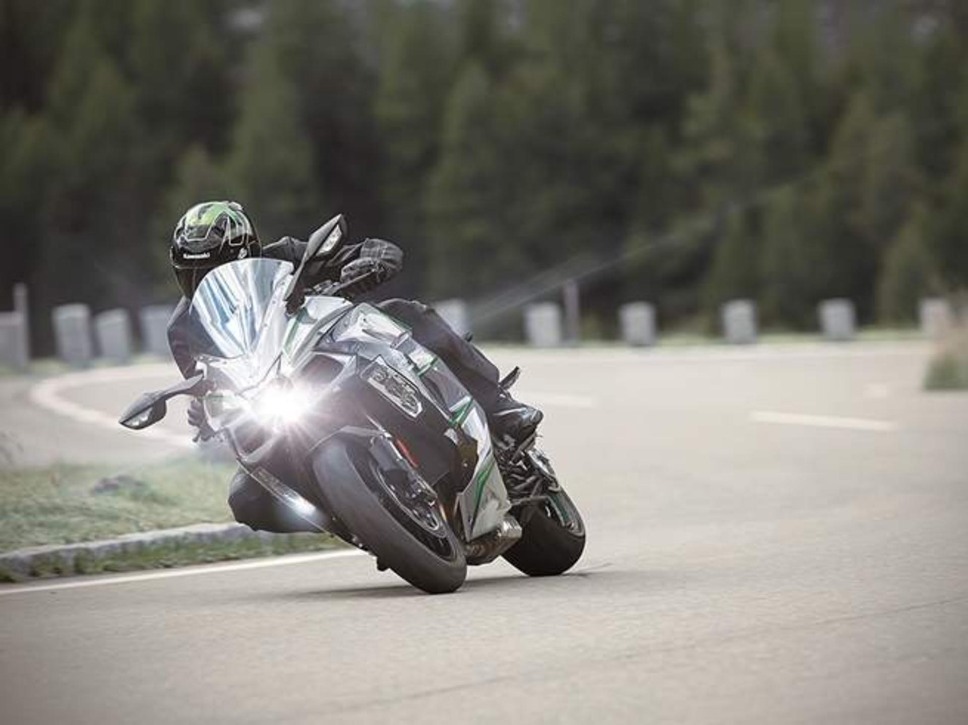 02-cw-kawasaki-h2-sx-se