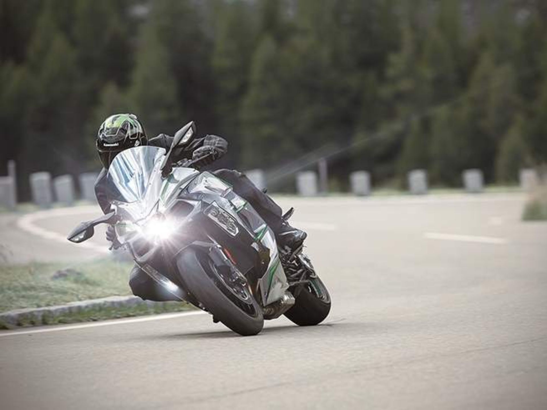 02-cw-kawasaki-h2-sx-se