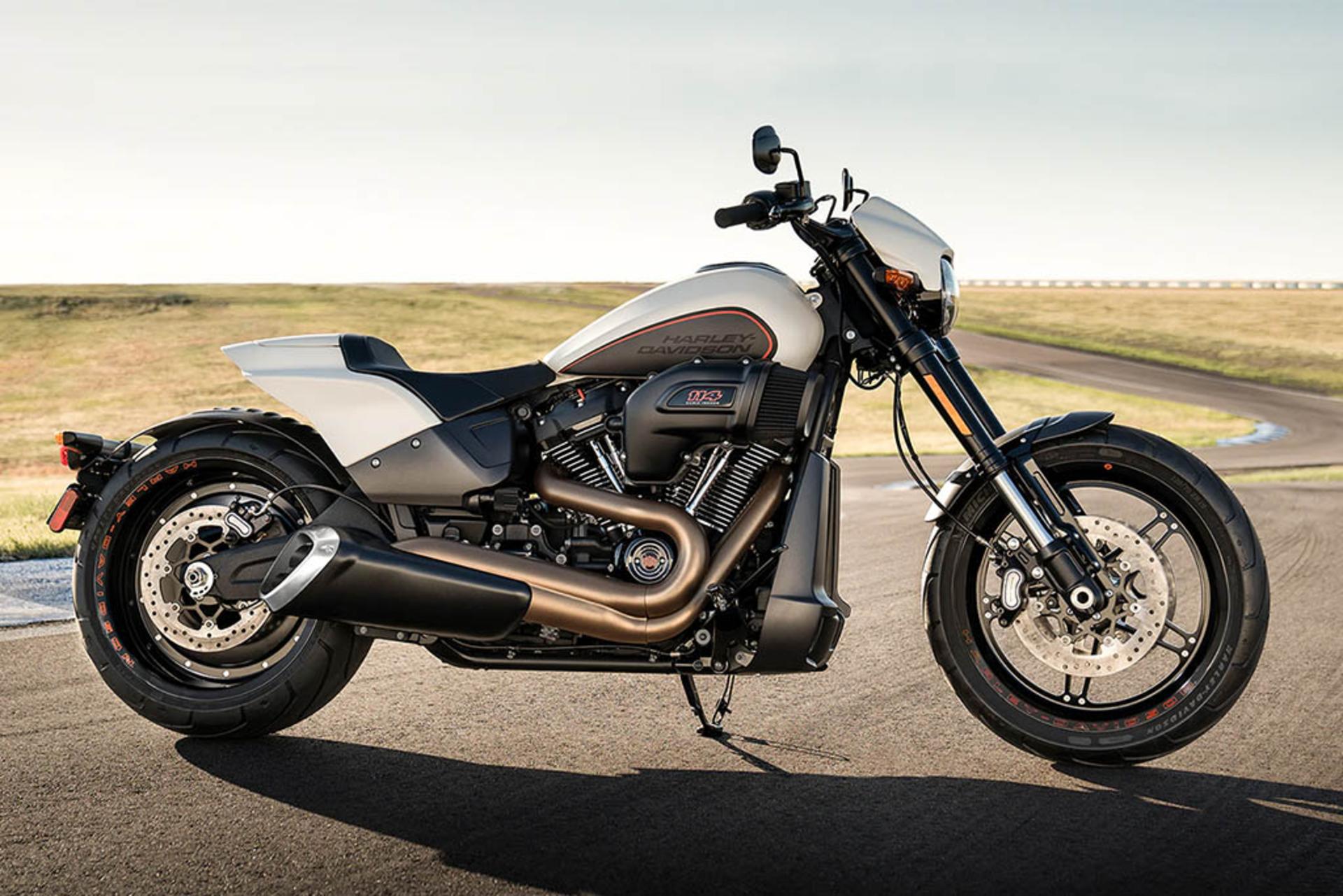 2019-Harley-Davidson-FXDR-114-0-Hero