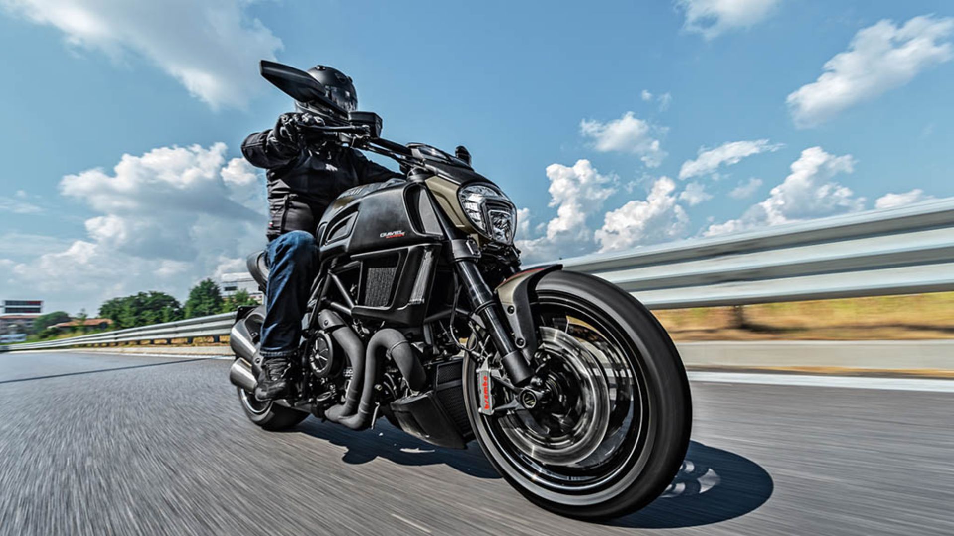 Diavel-Carbon-MY18-Dark-01-Video-Full