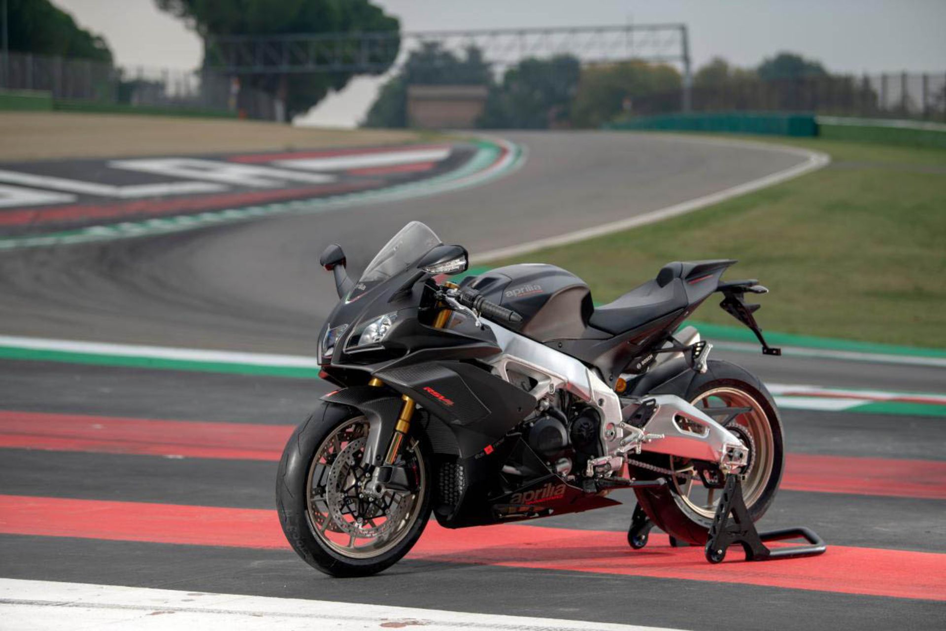 Aprilia RSV4 1100 02
