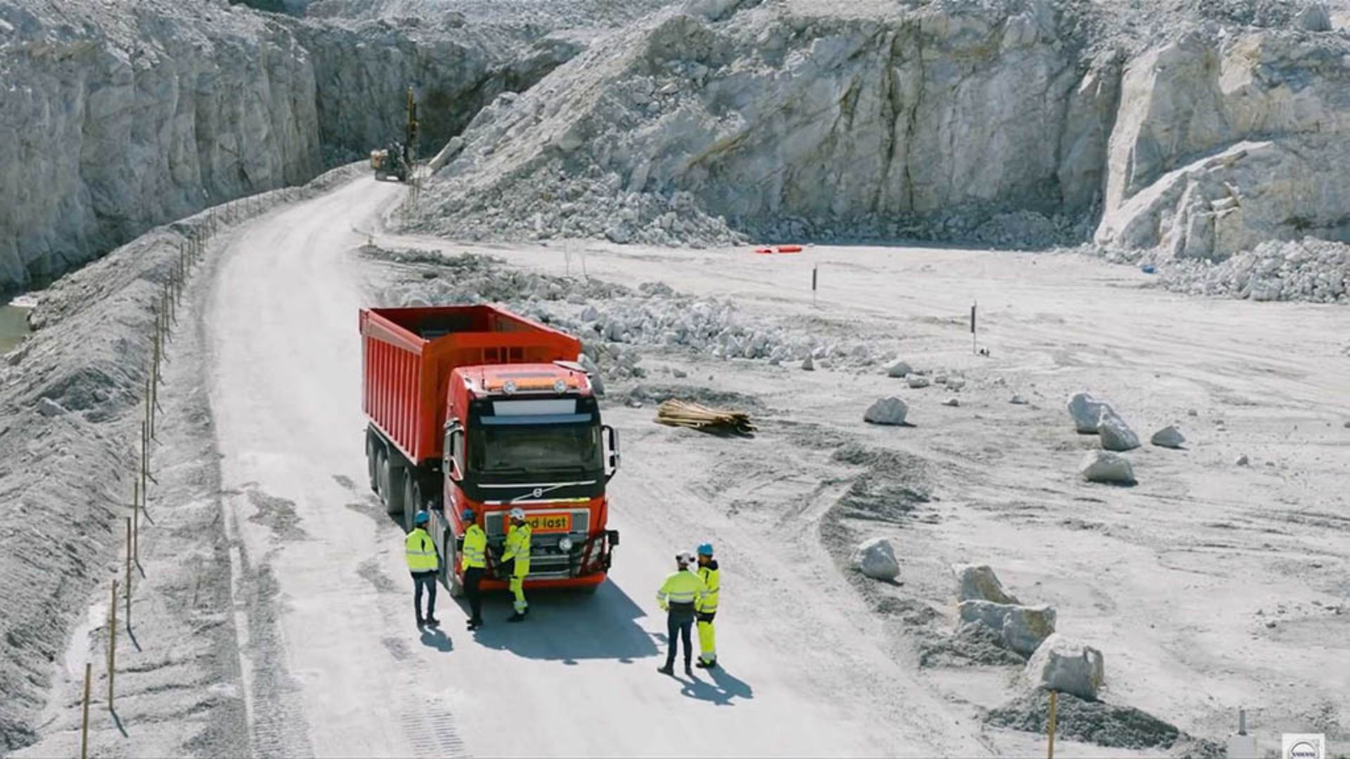 volvo-driverless-truck-at-mine