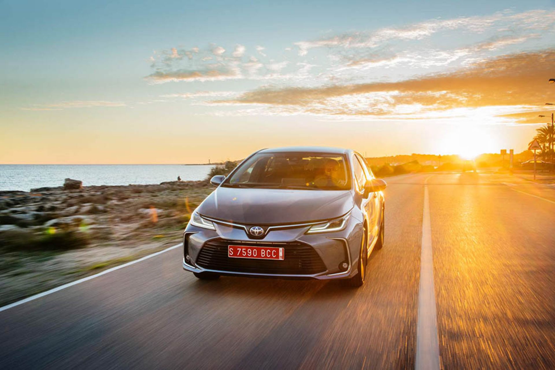2019-toyota-corolla-sedan-1.8l-hybrid-grey-eu-spec-40