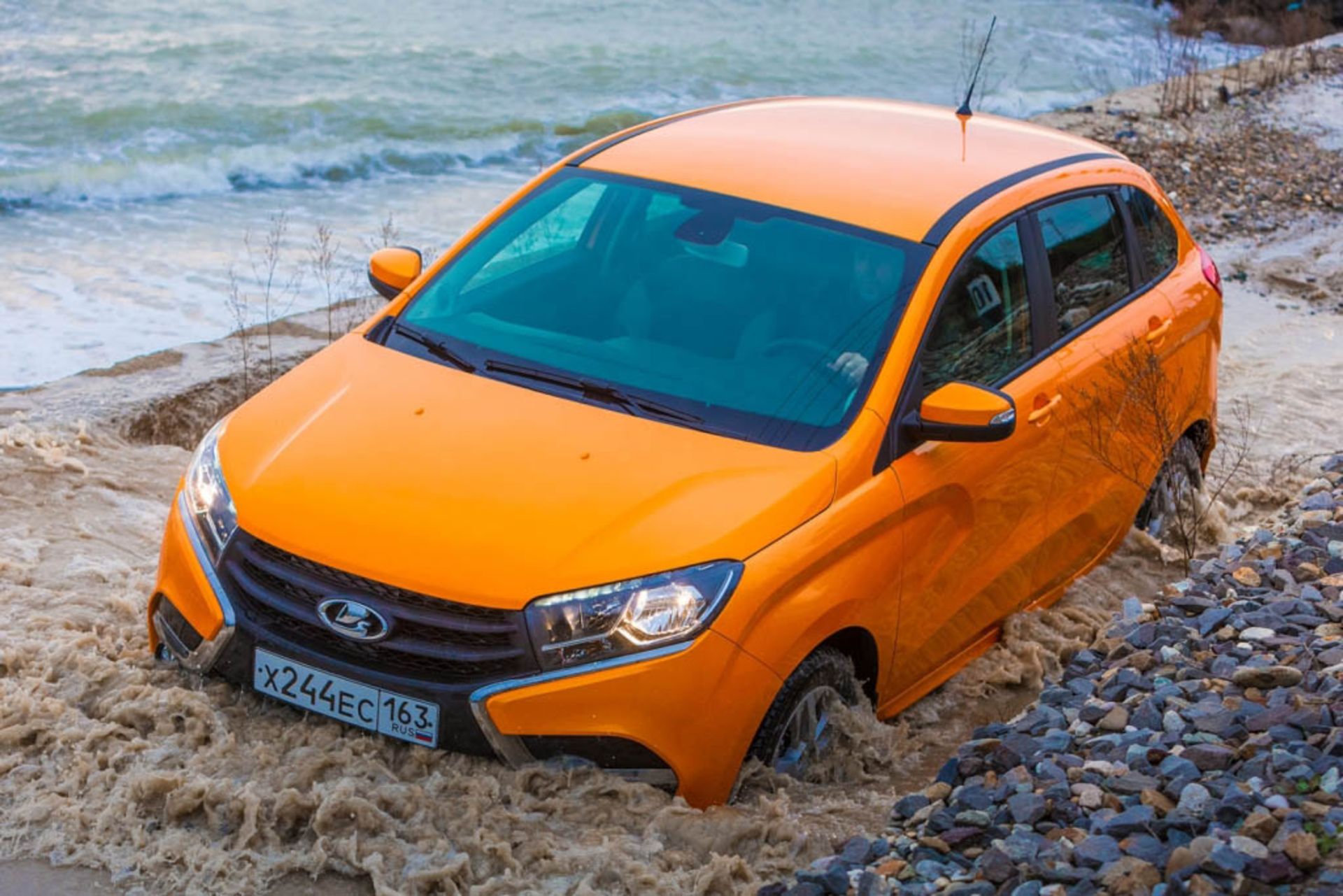 lada-x-ray-enters-production-with-sandero-platform-and-two-16l-engines