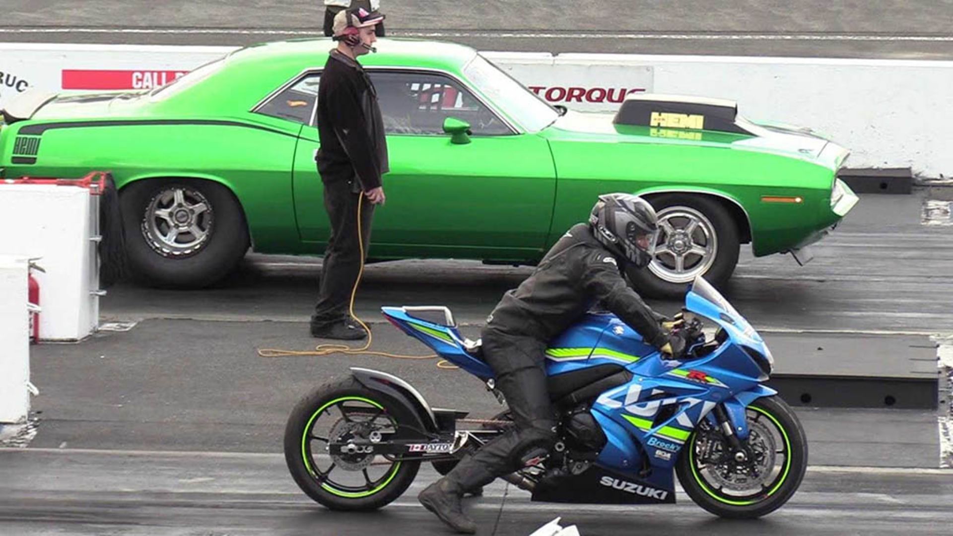 925-hp-plymouth-hemi-cuda-vs-suzuki-gsx-r1000