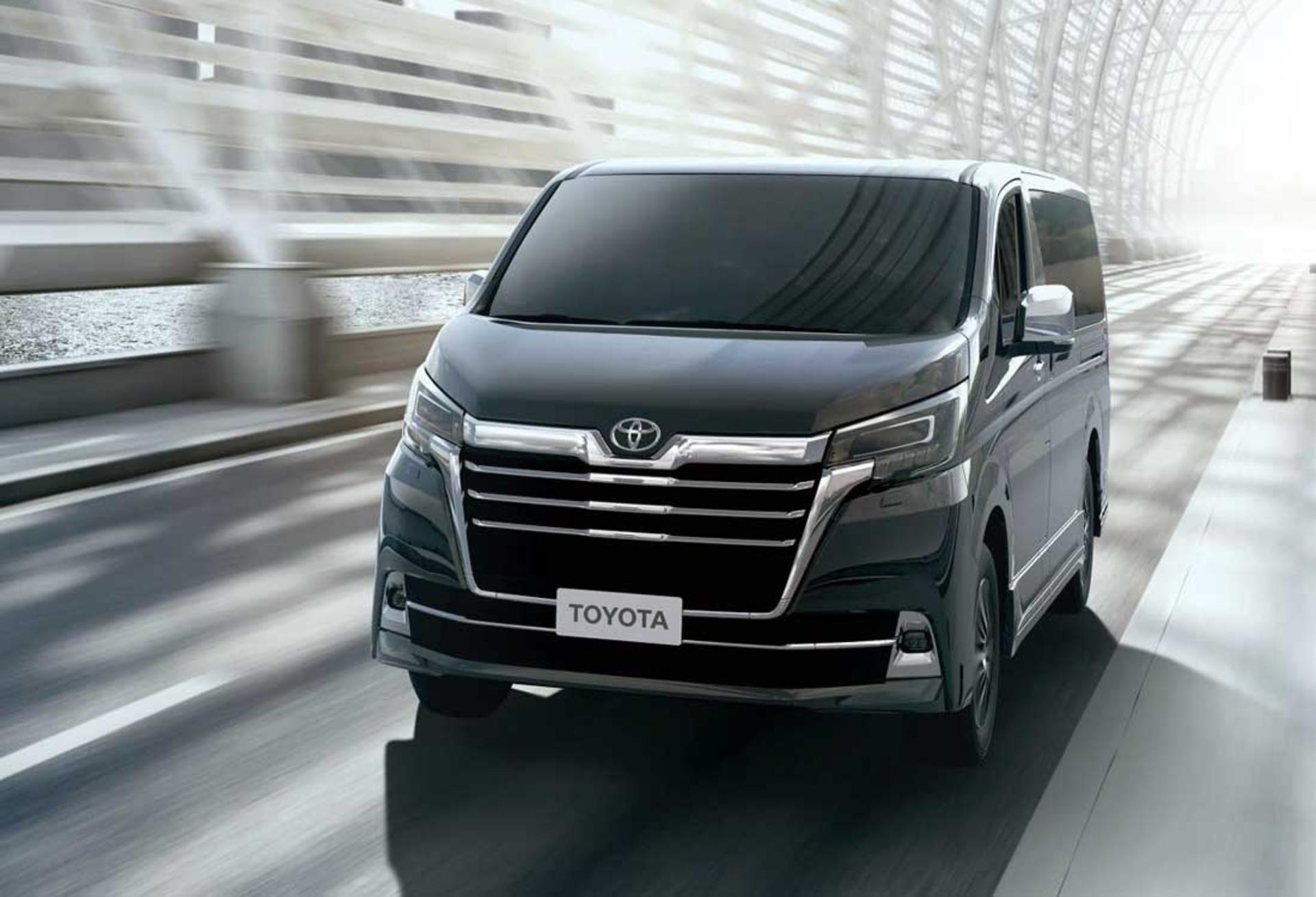 Toyota-Granvia-1