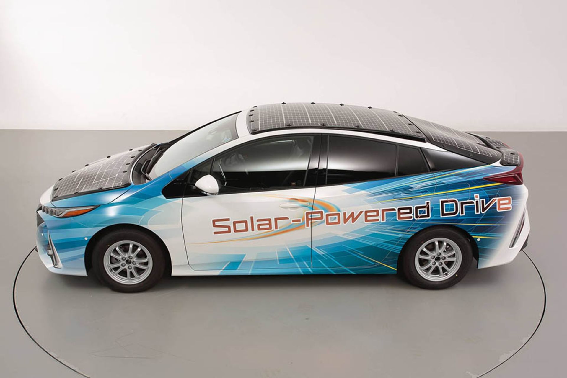 toyota-prius-phv-demo-car-with-solar-panels-10