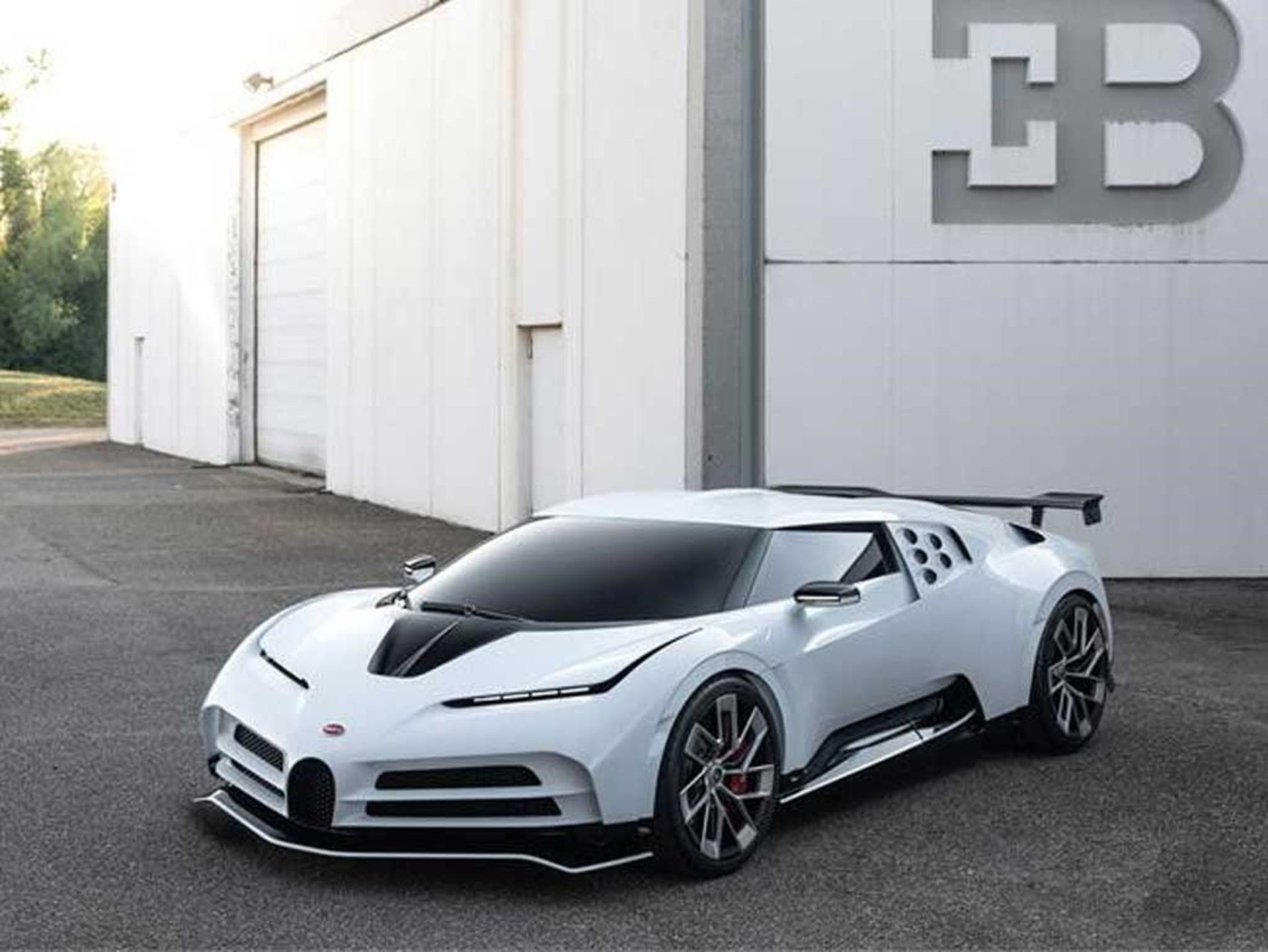 Bugatti-Centodieci-1
