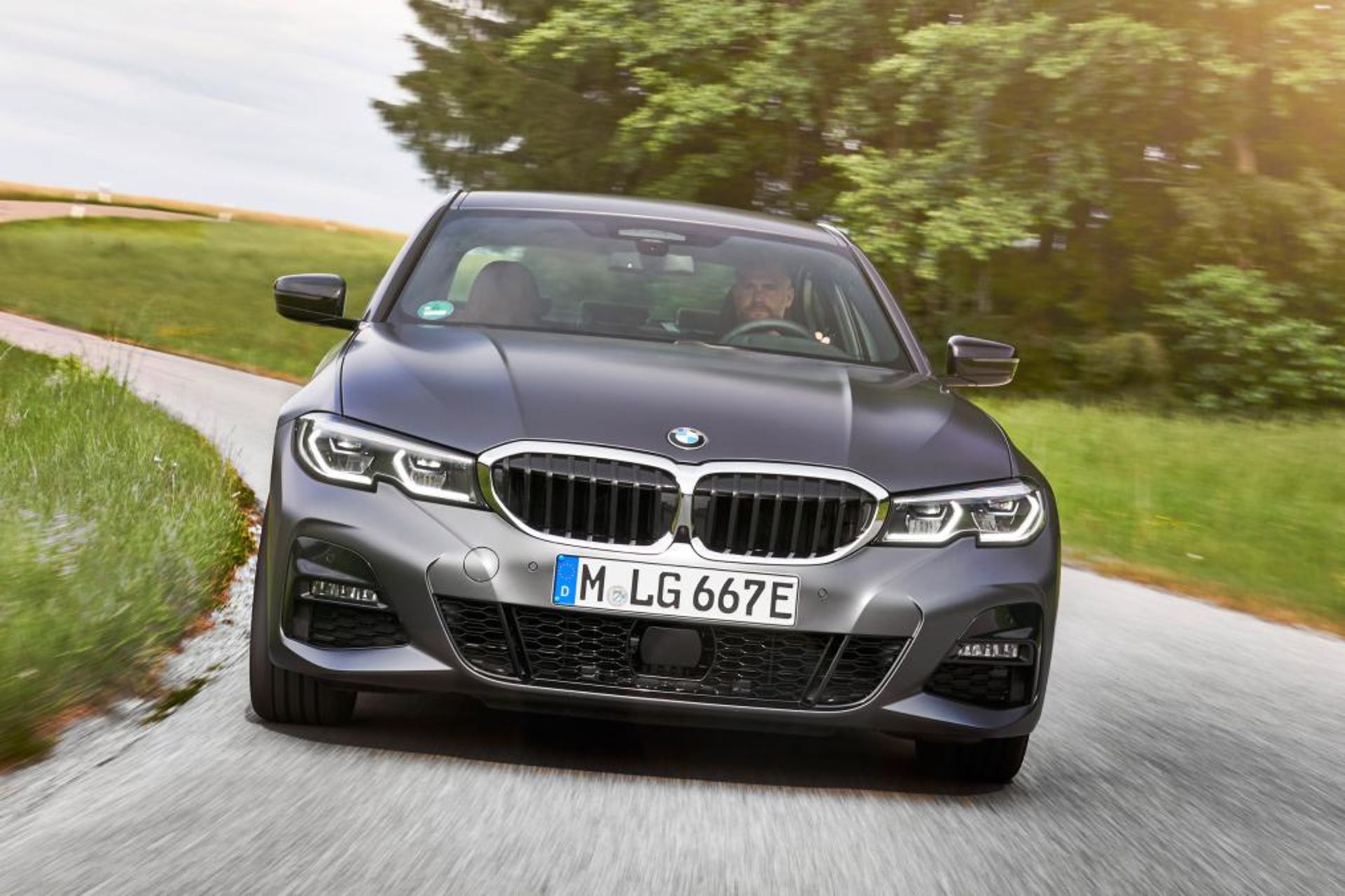bmw-330e-2019 (5)