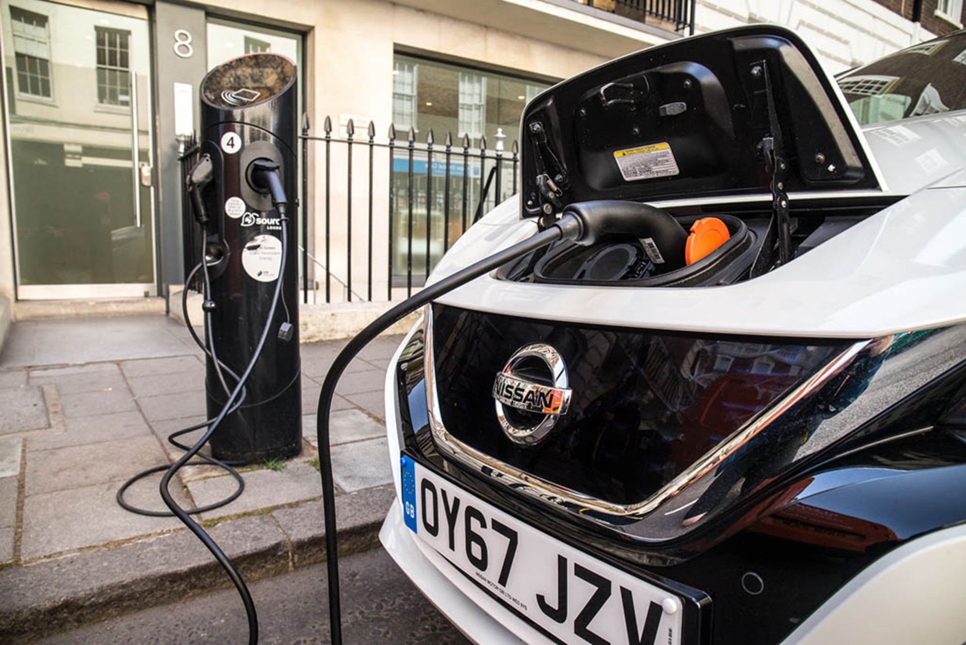 charging-nissan-leaf-6