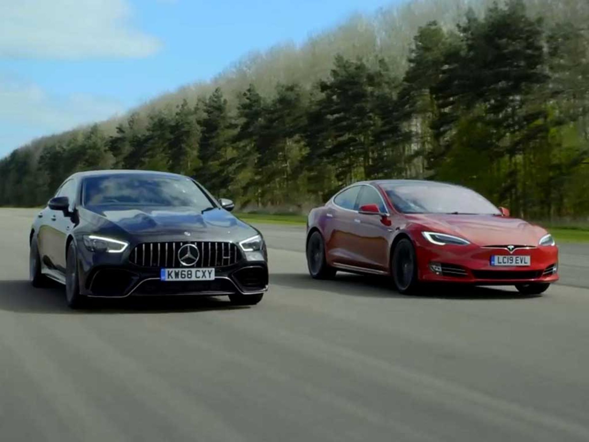 Tesla-Model-S-VS-Mercedes-1