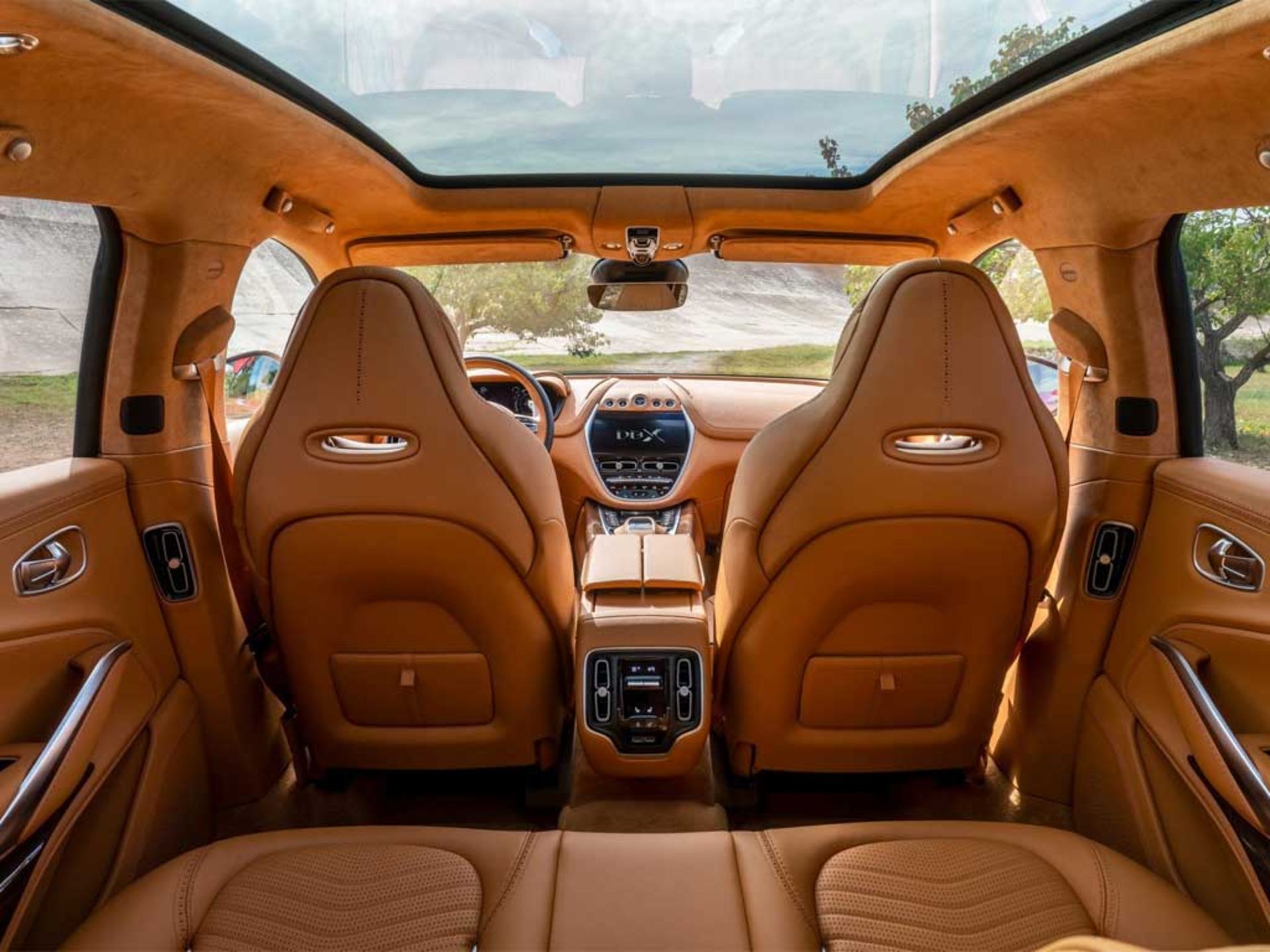 Aston-Martin-DBX-1