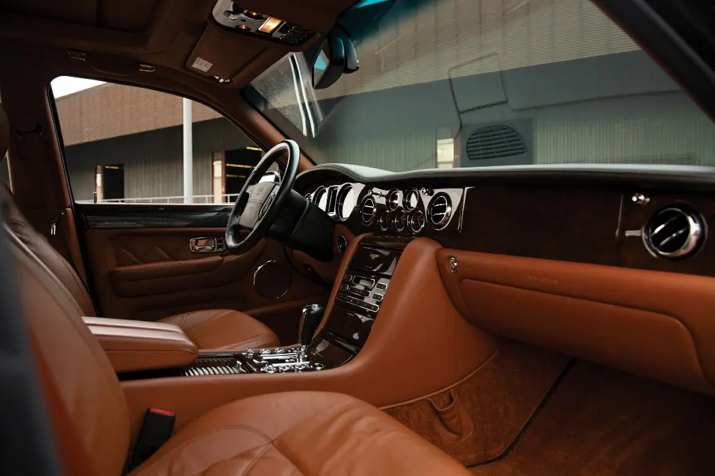 کابین داخلی خودروی لوکس بنتلی آرناژ (Bentley Arnage T) با صندلی‌های چرمی قهوه‌ای