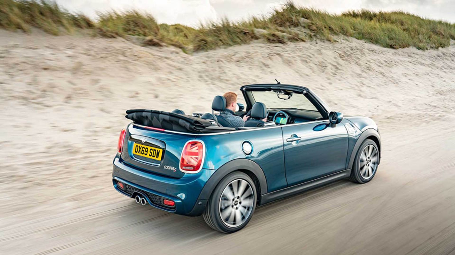 2020-mini-convertible-sidewalk 13