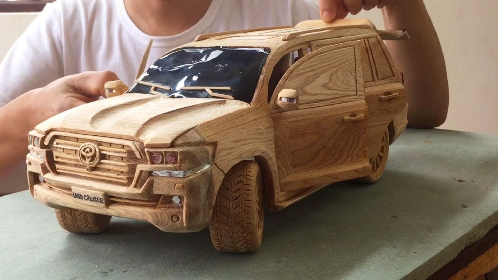 Wood Carving - TOYOTA Land Cruiser V8 2020