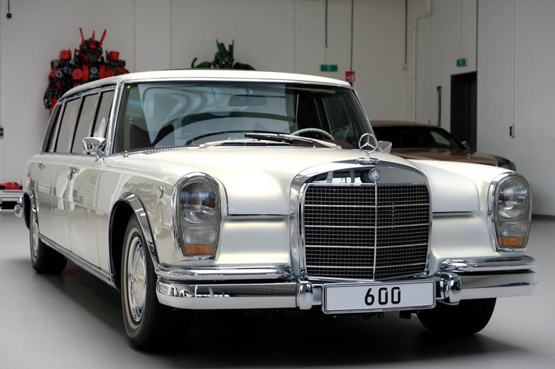 1975-Mercedes-Benz-600-Pullman-restomod-with-modern-Maybach-components-59