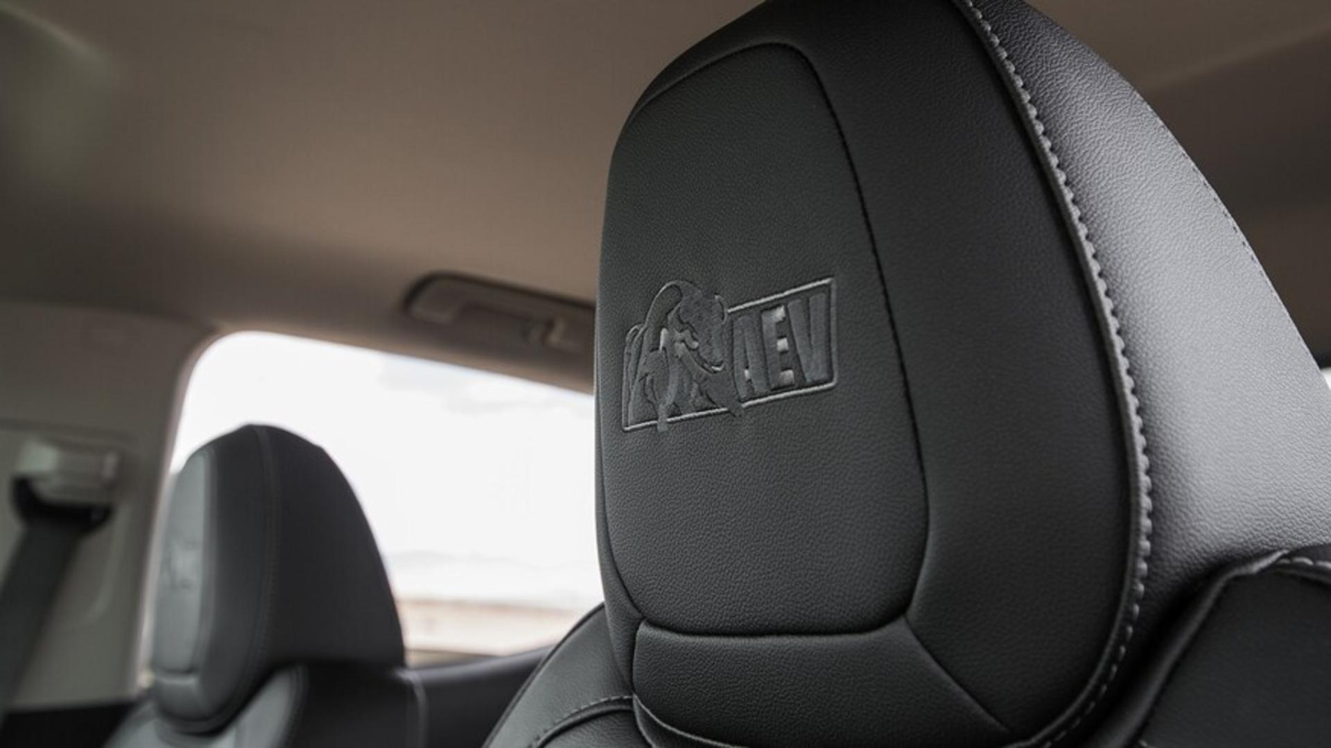 2019-Chevrolet-Colorado-V6-ZR2-Bison-headrest