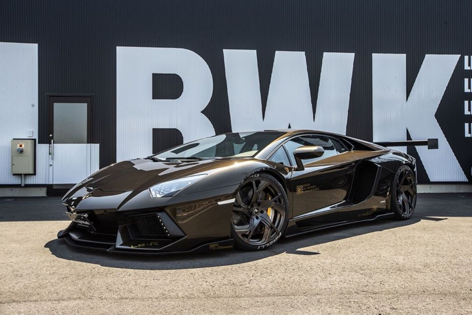 Liberty-Walk-Lamborghini-Aventador-1