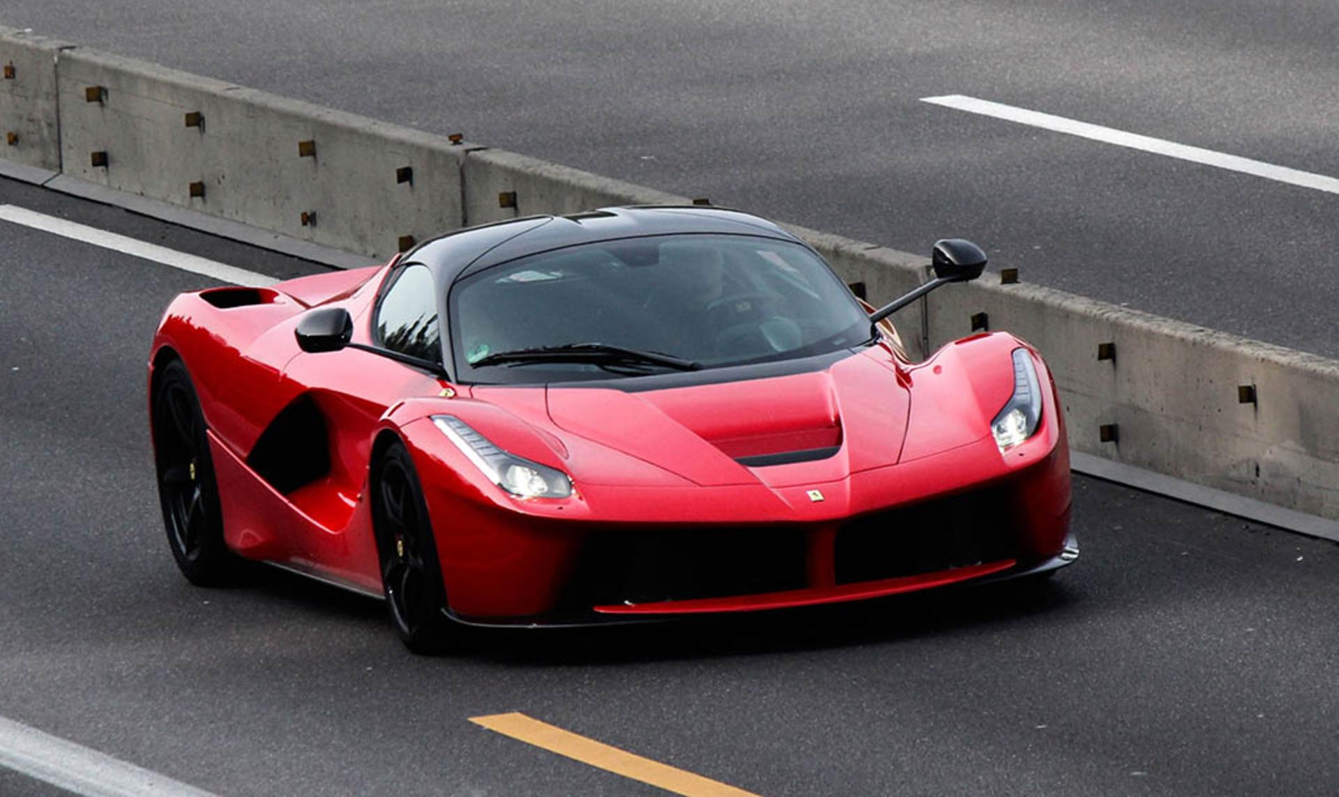 ferrari-laferrari-autobahn 2