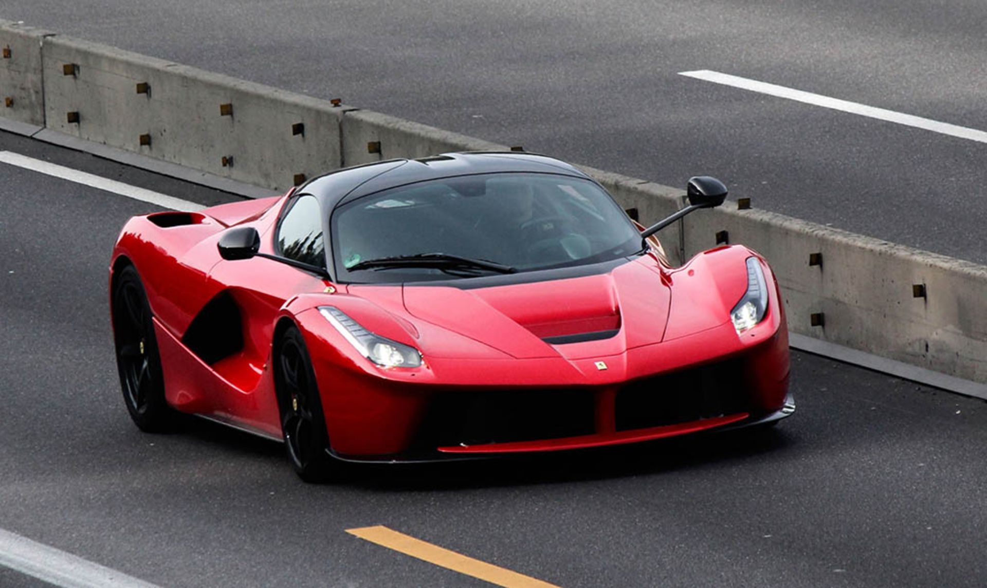 ferrari-laferrari-autobahn 2
