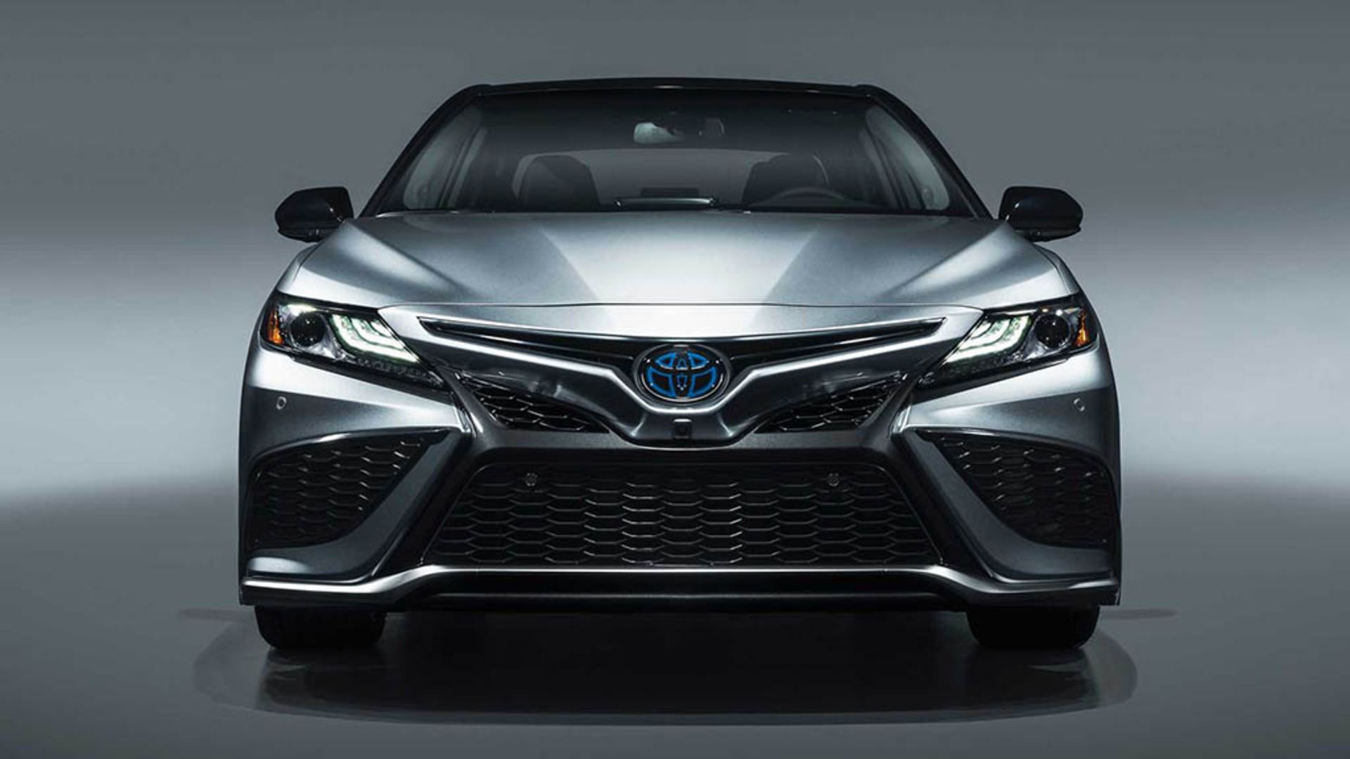 2021-toyota-camry-xse-hybrid 3