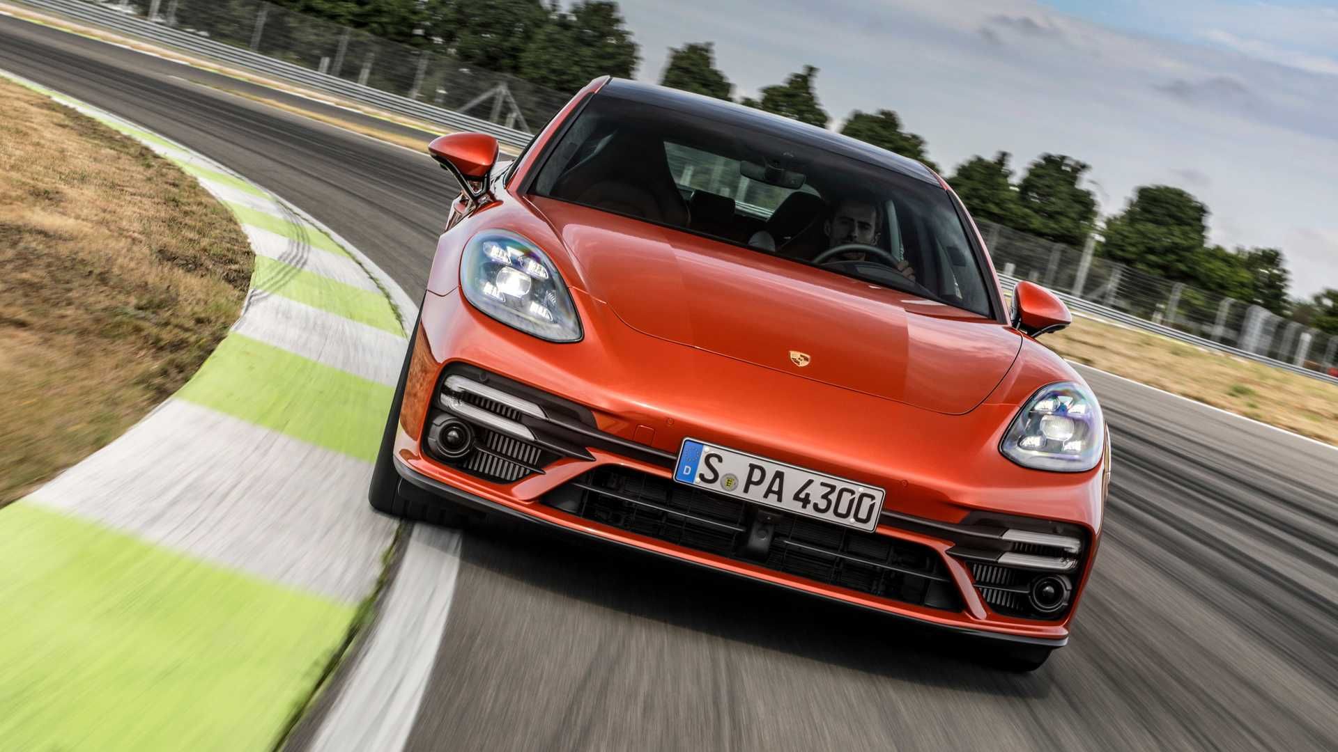 porsche-panamera-turbo-s-2021-in-orange-front-fahraufnahme-auf-der-rennstrecke
