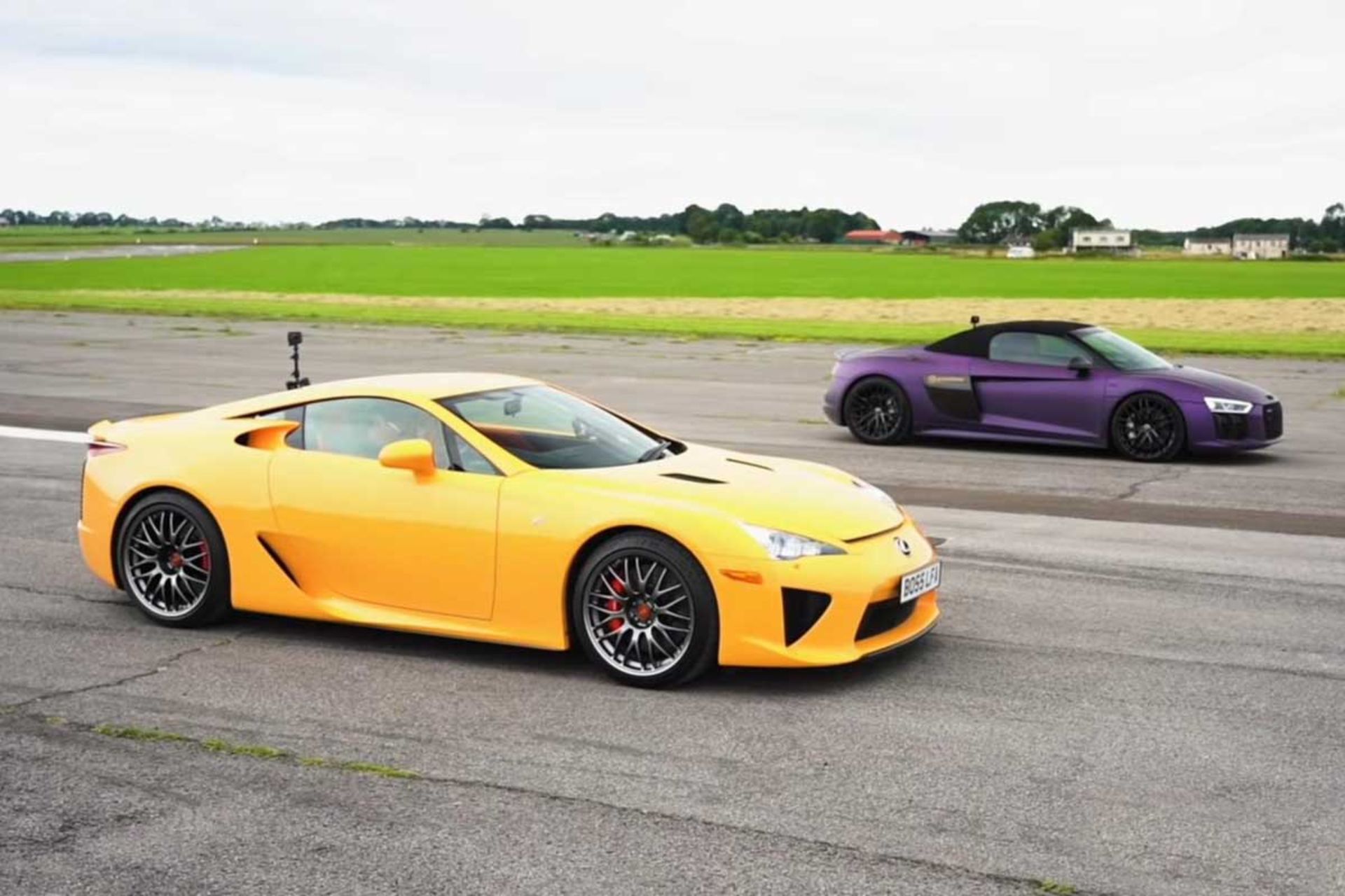 Lexus-LFA-Audi-R8-1
