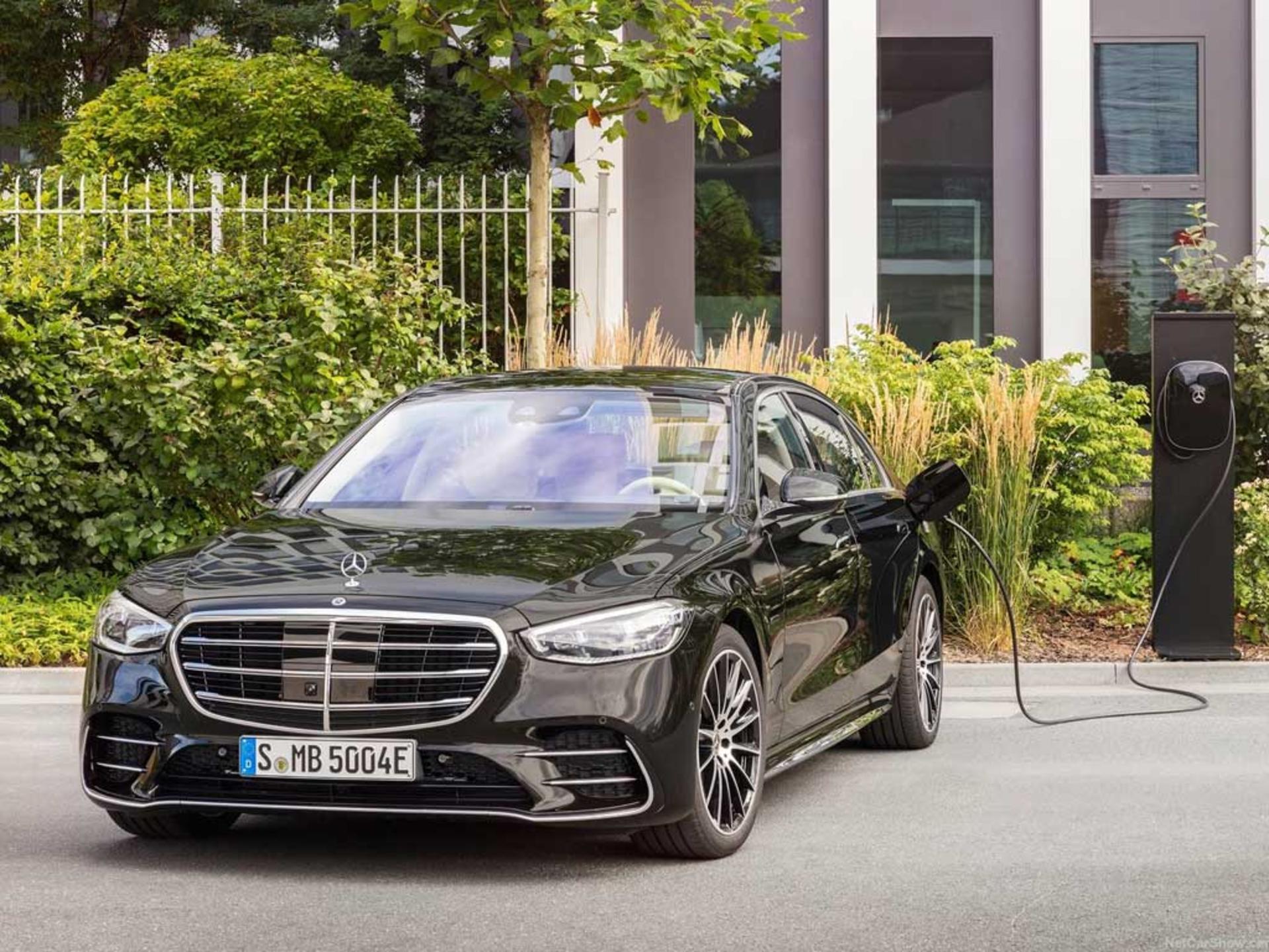 Mercedes-Benz-S580e-1