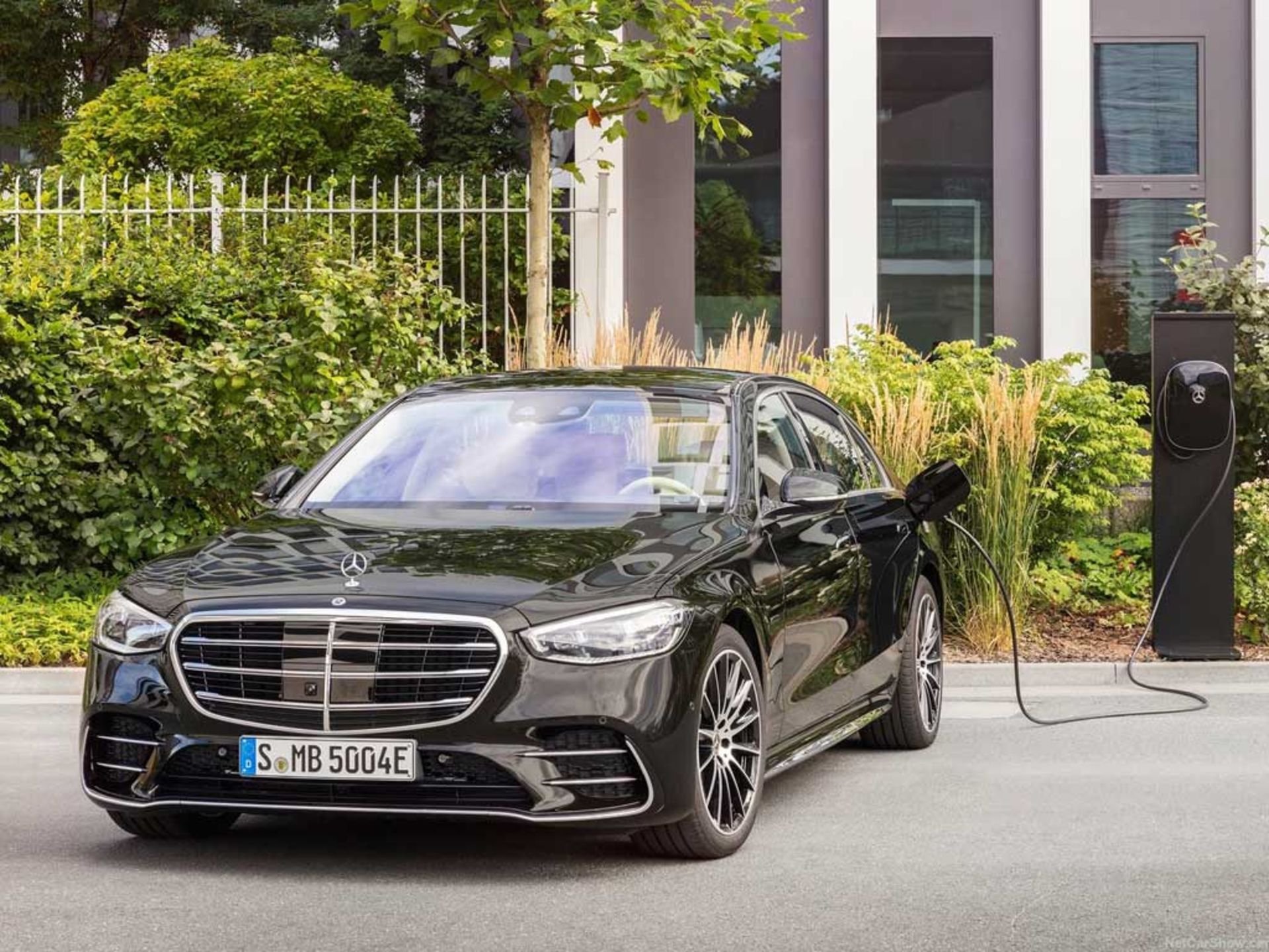 Mercedes-Benz-S580e-1