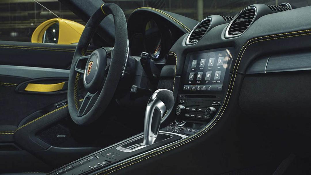 داشبورد و کابین داخلی خودروی پورشه (Porsche) با دوخت‌های زرد رنگ