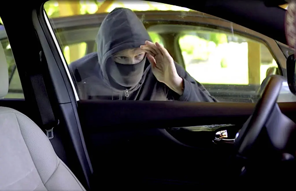 2020-car-thief-scouts-car