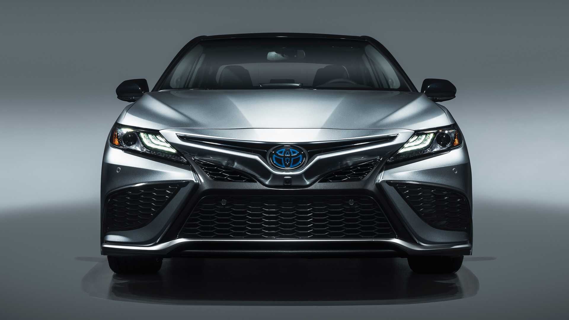 2021-toyota-camry-xse-hybrid 3