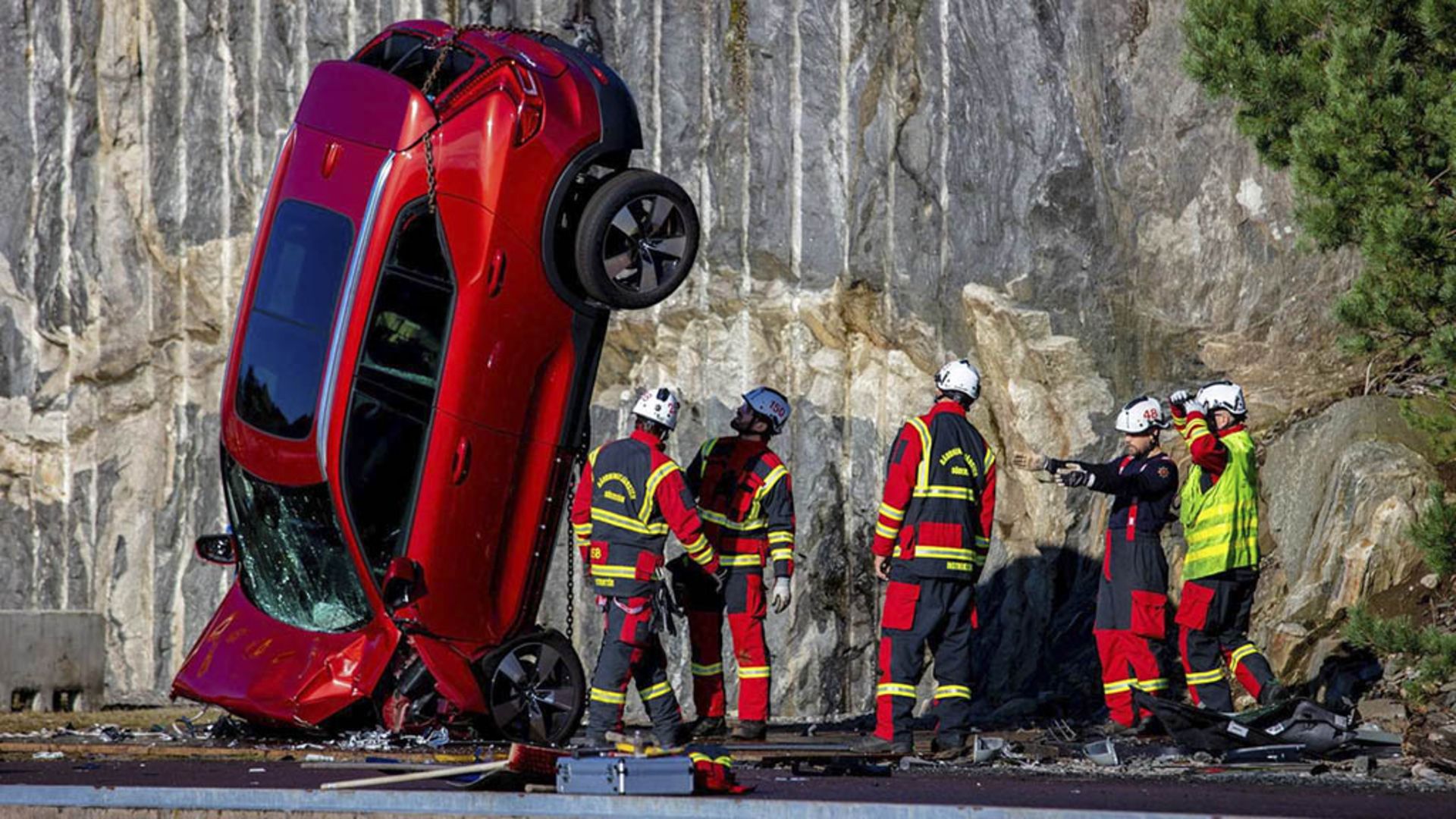 volvo-drops-cars-from-crane 6